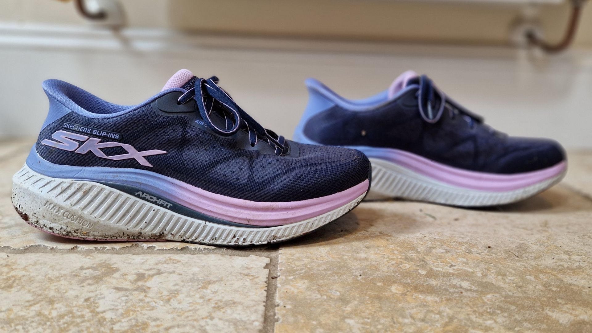 SKECHERS Max Cushioning Arch Fit Areena